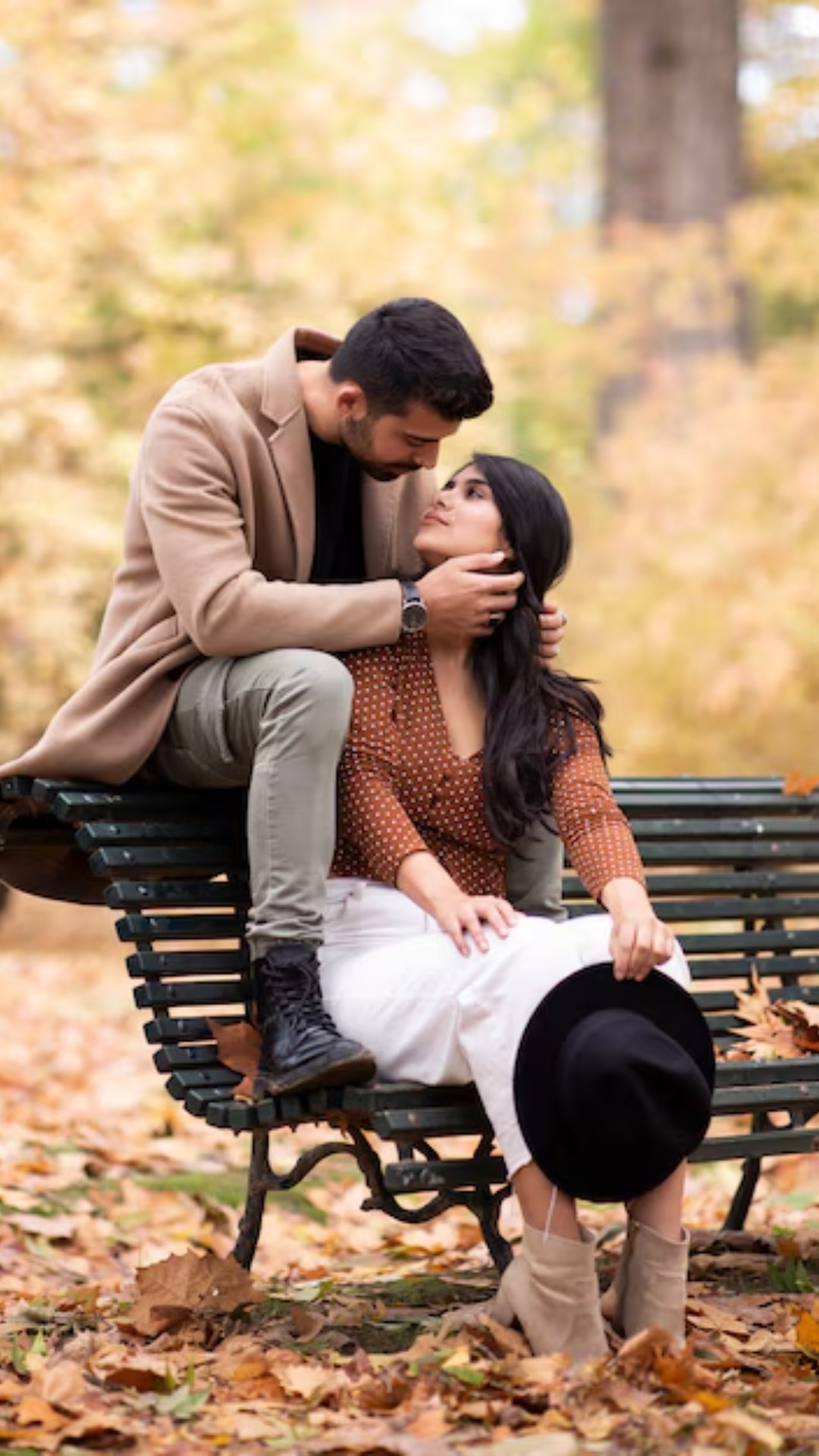 लड़कों को जीन्स के साथ एक फिटेड शर्ट या पोलो टी-शर्ट पहनना चाहिए