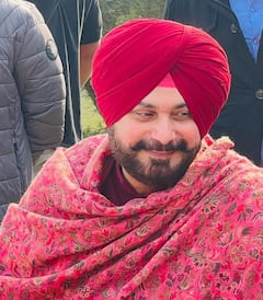 कपिल के शो में इमोशनल हुए Navjot Singh Sidhu, पत्नी का कैंसर स्ट्रगल शेयर करते हुए बोले- देवी मां से एक ही चीज मांगी मेरी जान ले ले