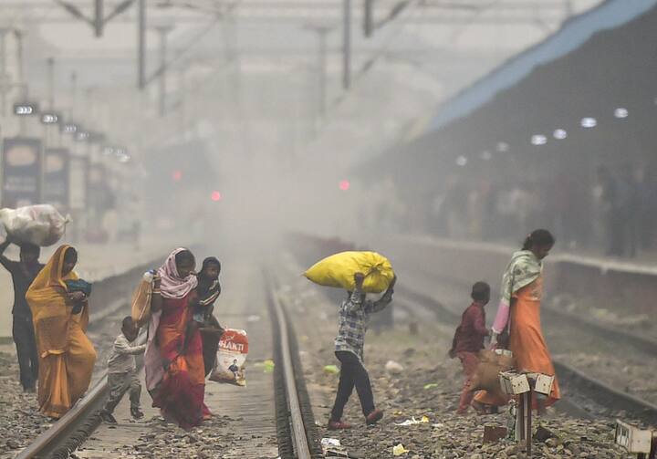 People cross railway tracks amid smog, in Jalandhar, in Jalandhar, Monday, Nov. 11, 2024. (Source: PTI)