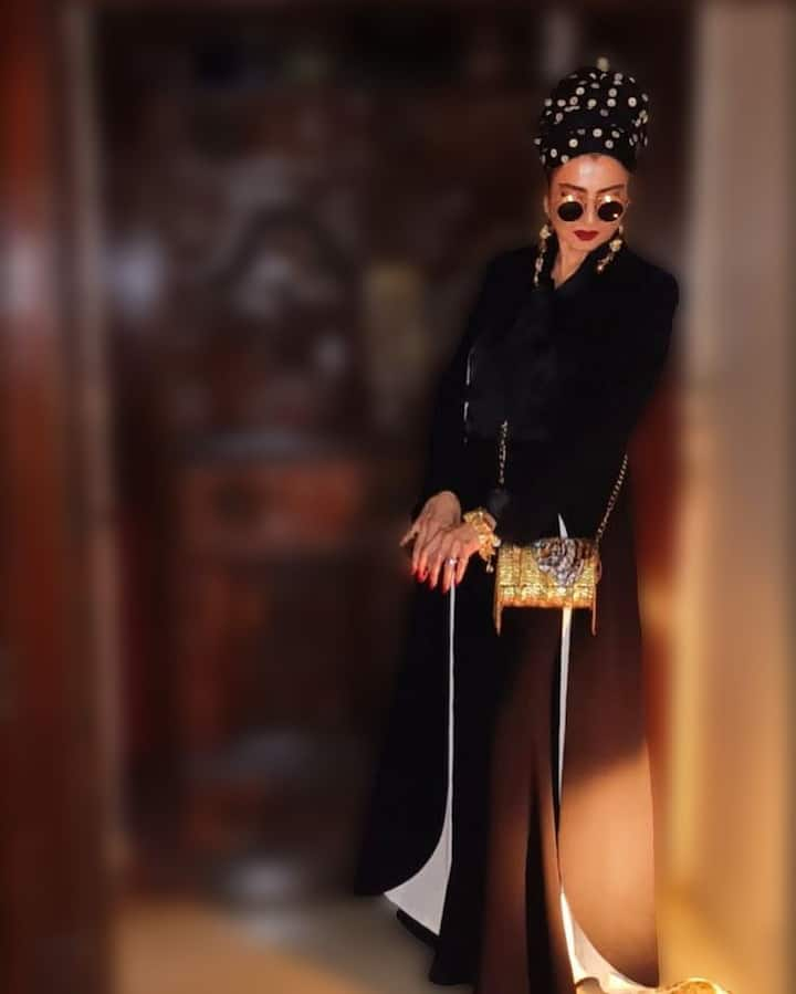 Along with the fans, many big stars including Manisha Koirala are showering their love on these pictures of the actress. One user even said that she is the real OG diva of Bollywood.