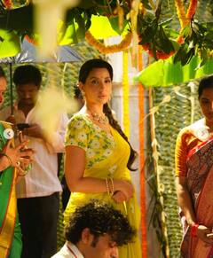 Nora Fatehi: डोळ्यात काजळाची रेघ, लांबसडक वेणी, नाेरा फतेहीच्या लुकने चाहते खिळले, पारंपरिक पेहरावातले फोटो पाहिलेत का?