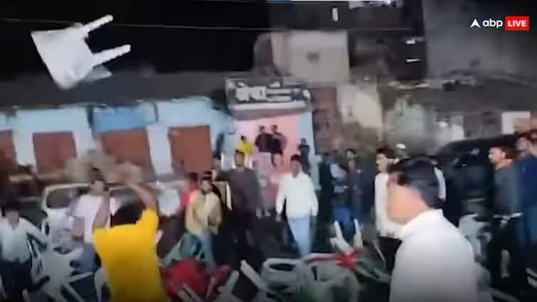 election 2024 uproar and commotion in the bjp leader Navneet Rana Public Rally in maharashtra Election 2024: મહારાષ્ટ્રમાં પ્રચાર માટે ગયેલા ભાજપ નેતાની સભામાં ખુરશી ઉછળી, નારેબાજી પણ થઇ, FIR દાખલ