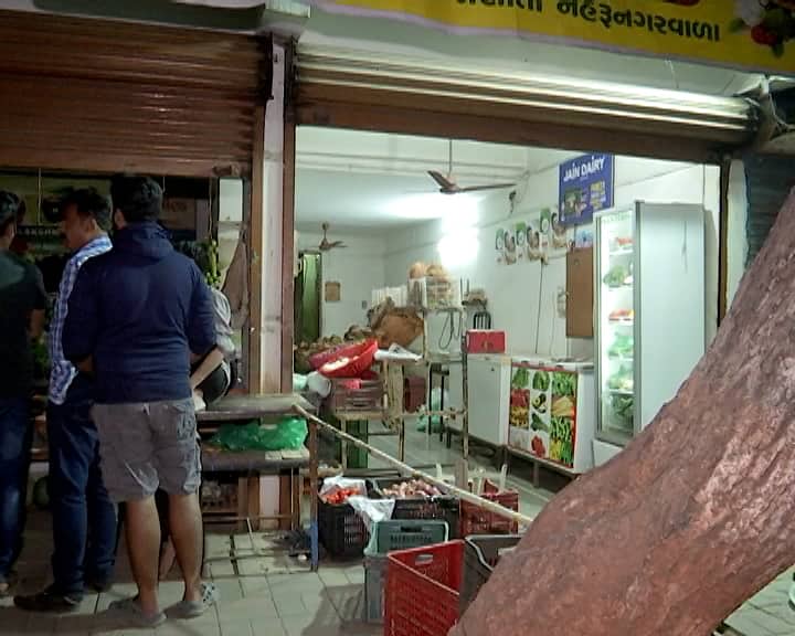 અમદાવાદમાં અંધાધૂંધ ફાયરિંગની ઘટના, નહેરૂનગરથી માણેકબાગ રોડ પર વેપારી પર ગોળીબાર On the Nehrunagar to Manekbagh road in Ahmedabad, a vegetable vendor was fired upon અમદાવાદમાં અંધાધૂંધ ફાયરિંગની ઘટના, નહેરૂનગરથી માણેકબાગ રોડ પર વેપારી પર ગોળીબાર