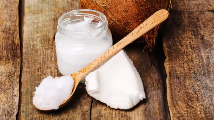 Skin Benefits of Coconut Oil: নিজের ত্বক নিজেই চিনতে পারবেন না, নারকেল তেল এতটাই উপকারী। ছবি: ফ্রিপিক।