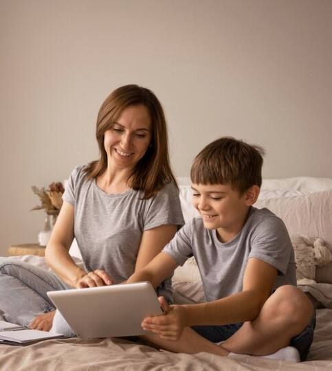 Plastic Wrap Parenting ਬੱਚਿਆਂ ਦੇ ਪਾਲਣ-ਪੋਸ਼ਣ ਦੀ ਇੱਕ ਸ਼ੈਲੀ ਹੈ ਜਿਸ ਵਿੱਚ ਮਾਪੇ ਆਪਣੇ ਬੱਚਿਆਂ ਨੂੰ ਹਰ ਸੰਭਾਵੀ ਖ਼ਤਰੇ ਤੋਂ ਬਚਾਉਣ ਲਈ ਇੱਕ ਬਹੁਤ ਜ਼ਿਆਦਾ ਸੁਰੱਖਿਆ ਵਾਲਾ ਮਾਹੌਲ ਬਣਾਉਂਦੇ ਹਨ। ਇਸ ਤਰ੍ਹਾਂ ਦੇ ਪਾਲਣ-ਪੋਸ਼ਣ ਵਿੱਚ, ਬੱਚਿਆਂ ਨੂੰ ਸੁਰੱਖਿਆ ਦੇ ਇੱਕ ਕੰਬਲ ਜਾਂ ਬੁਲਬੁਲੇ ਵਿੱਚ ਰੱਖਣ ਦੀ ਕੋਸ਼ਿਸ਼ ਕੀਤੀ ਜਾਂਦੀ ਹੈ ਜਿੱਥੇ ਉਨ੍ਹਾਂ ਨੂੰ ਕਿਸੇ ਕਿਸਮ ਦੀ ਪਰੇਸ਼ਾਨੀ ਜਾਂ ਨੁਕਸਾਨ ਦਾ ਸਾਹਮਣਾ ਨਾ ਕਰਨਾ ਪਵੇ।