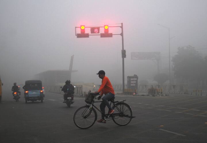 Commuters amid dense smog, in Amritsar, Thursday, Nov. 14, 2024. (Source: PTI)