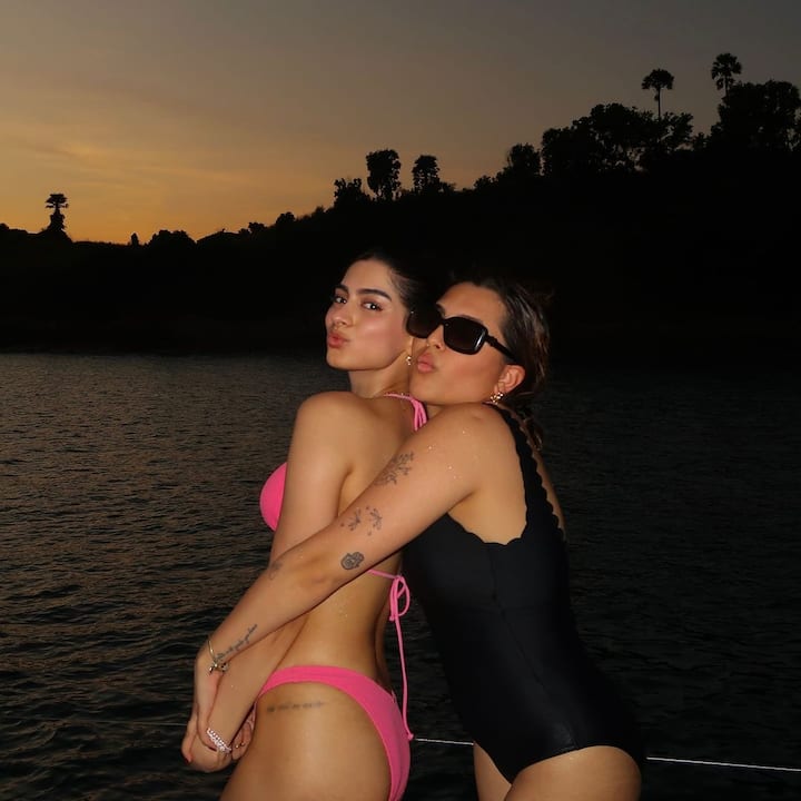 Khushi Kapoor has shared photos with many of her friends. In one of these pictures, one of her friends wearing a black monekini was seen posing with her.