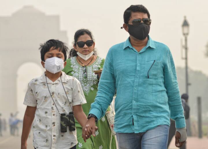 Visitors on a winter morning during smog near the India Gate, in New Delhi, Sunday, Nov. 17, 2024. The national capital woke up to hazardous air conditions on Sunday as the Air Quality Index (AQI) was recorded in the 