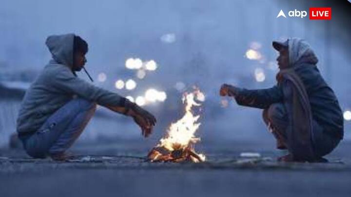 यूपी : ठंड और कोहरे का असर यूपी में भी दिख रहा है. मौसम विभाग ने अलीगढ़, बरेली, मुरादाबाद, मऊ, सीतापुर आदि में घने कोहरे को लेकर अलर्ट जारी किया है. अगले 2 दिन में कोहरा बढ़ेगा.