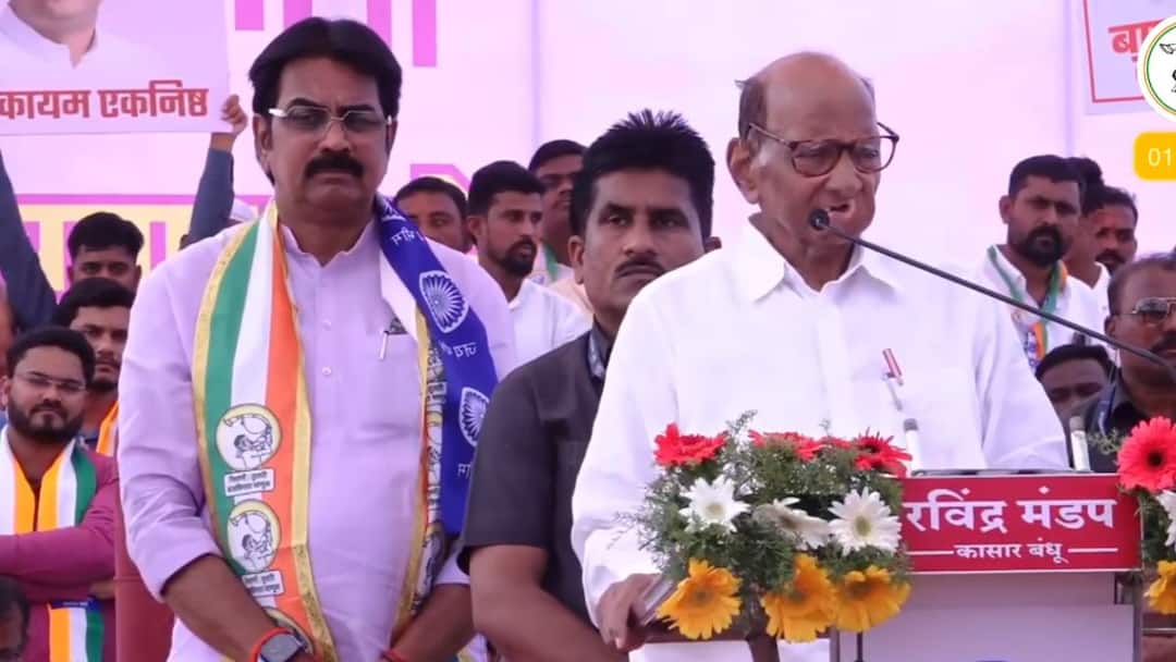 Sharad Pawar says Helped in business Zilla Parishad ministership gave everything but this rupee turned out to be fake Sharad Pawar aggressive in Indapur against Dattatray Bharne Maharashtra Politics Marathi News Sharad Pawar : धंद्यात मदत केली, जिल्हा परिषद , मंत्रिपद सगळं काही दिलं, पण हा रुपया खोटा निघाला, भरणेंना पाडा, शरद पवार इंदापुरात आक्रमक