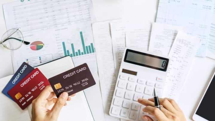 सामान्य तौर पर मिनिमम अमाउंट आपके पूरे टोटल अमाउंट का कुल मिलाकर 5% होता है. लेकिन अगर आपका टोटल आउटस्टैंडिंग ज्यादा होता है तो फिर मिनिमम अमाउंट ड्यू कम हो सकता है. मिनिमम अमाउंट ड्यू भरने से आप पर एक्स्ट्रा पेनल्टी नहीं लगती. जो तब लगाई जाती है जब आप बिल का पेमेंट करने से चूक जाते हैं.