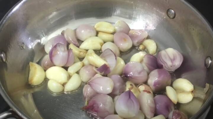 இதய ஆரோக்கியத்தை மேம்படுத்தும் திறன் கொண்டது. பூண்டு இரத்த அழுத்தம் மற்றும் கொழுப்பின் அளவைக் குறைக்க உதவுகிறது, இதயநோய் மற்றும் பக்க வாதம் ஏற்படும் அபாயத்தைக் குறைக்கி றது. இது உங்கள் இதயம் மற்றும் இரத்த நாளங்களை சேதத்திலிருந்து பாதுகாக்க உதவும் இயற்கையான அழற்சி எதிர்ப்புப் பண்புகளையும் கொண்டுள்ளது