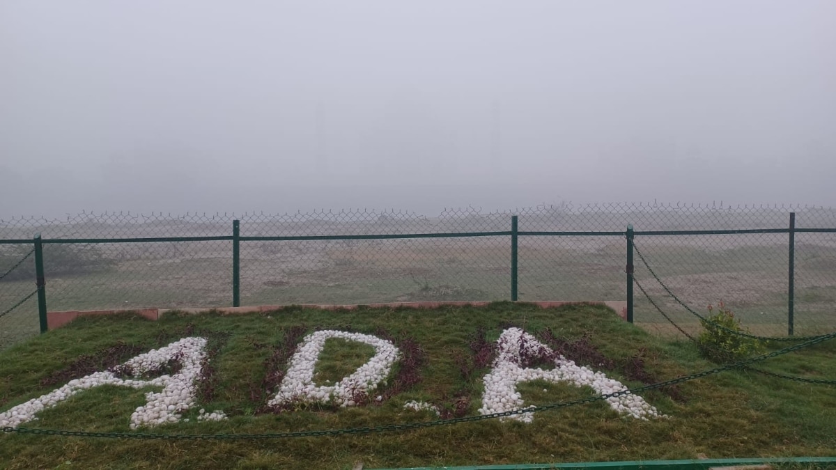 Agra Weather: आगरा में बढ़ा ठंड का प्रकोप, कोहरे की चादर में ढका ताज महल, स्कूलों का बदला टाइम