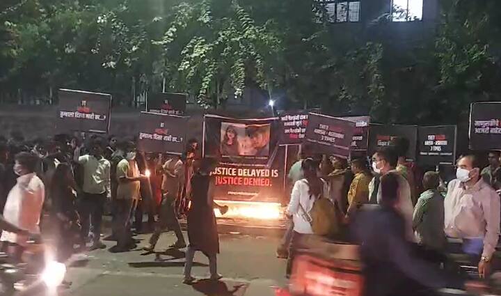 या घटनेला सहा महिने पूर्ण झाले, मात्र मृत्यू पडलेल्या या दोघांना अजूनही न्याय मिळाला नाही. त्यांना न्याय मिळावा या मागणीसाठी आणि त्या दोघांनाही आदरांजली वाहण्यासाठी तरुणाईने रस्त्यावर उतरून मेणबत्ती घेऊन येत ती पेटवून आदरांजली वाहिली.