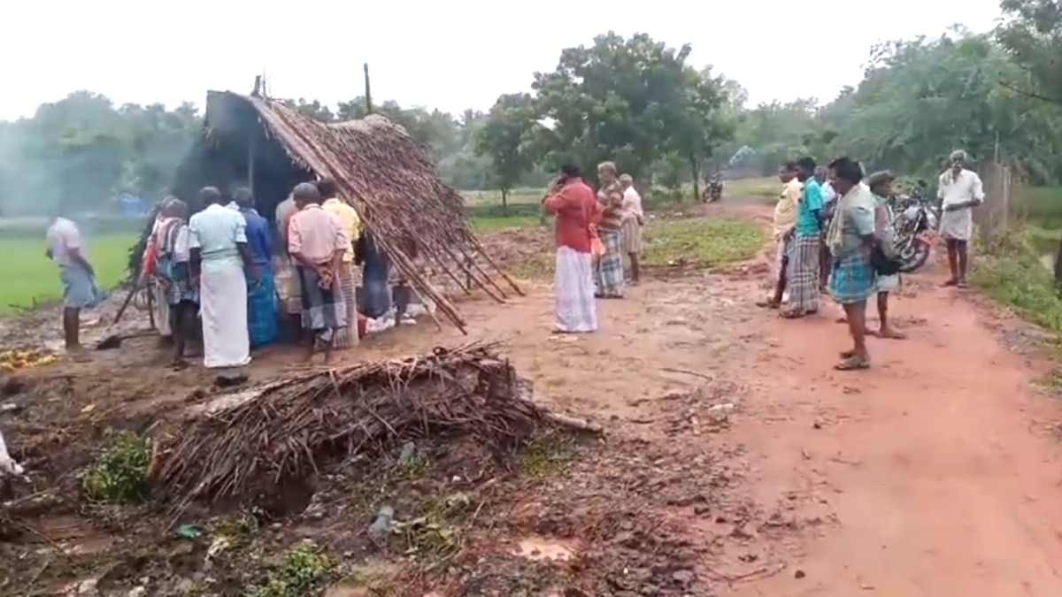 கொட்டி தீர்க்கும் கனமழை - இறந்தவரின் உடலை தகனம் செய்ய தவிக்கும் உறவினர்கள் ; கண்டுக் கொள்ளாத அரசு...!