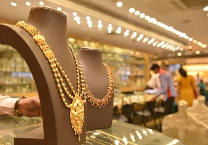 चेन्नई या शहात 10 ग्रॅम 24 कॅरेट सोन्याचा भाव 75,600 रुपये होता. भोपाळ आणि अहमदाबाद या शहरात 24 कॅरेट सोन्याचा भाव 75,700 रुपये प्रति 10 ग्रॅम होता. तर उत्तर प्रदेशची राजधानी लखनौमध्ये 24 कॅरेट असलेल्या 10 ग्रॅम सोन्याचा भाव 75,800 रुपये होता. जयपूर आणि चंडीगडमध्ये 10 ग्रॅम 24 कॅरेट सोन्याचा भाव लखनौप्रमाणेच होता.