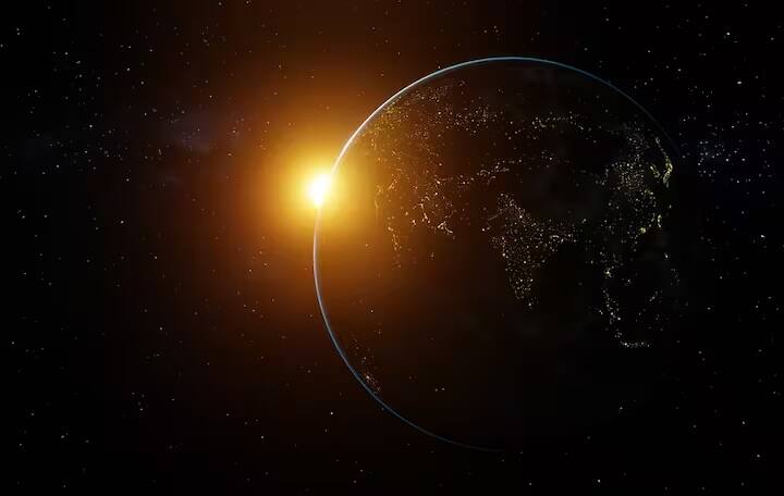 વૈજ્ઞાનિકો માને છે કે 16 માનસ એ ગ્રહનો મુખ્ય ભાગ હોઈ શકે છે જે મોટા શરીર સાથે અથડાયા પછી નાશ પામ્યો હતો. આ અથડામણને કારણે આ ગ્રહમાં ધાતુઓ એકઠી થઈ.