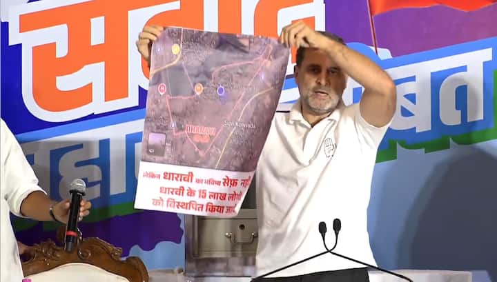 त्यानंतर दुसऱ्या पोस्टरमध्ये धारावीचा उल्लेख होता, तर धारावी एका व्यक्तीसाठी संपविण्यात येत आहे असा आरोप राहुल गांधीने केला.