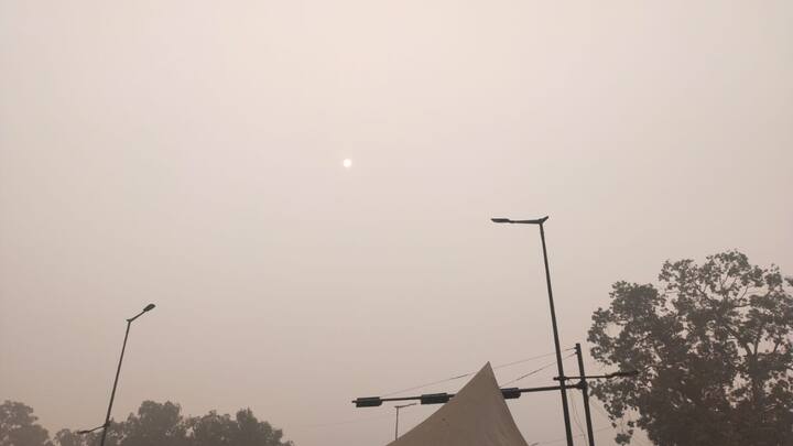 सबसे ज्यादा एक्यूआई दिल्ली के मुंडका में दर्ज की गई है. जहां वायु गुणवत्ता सूचकांक 1200 के पास है. वायु के गंभीर स्तर को देखते हुए मौसम वैज्ञानिक ने लोगों को जरूरत पड़ने पर ही घर से बाहर निकलने की सलाह दी है.  