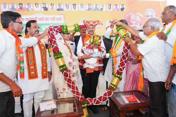 राज्याचे उपमुख्यमंत्री आणि भाजप नेते देवेंद्र फडणवीस यांनी तब्बल 64 सभा आणि रोड शोमधून महाराष्ट्राच्या जनतेला साद घातली