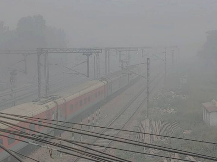 पीएम का मतलब पार्टिकुलेट मैटर होता है. ये हवा में मौजूद सूक्ष्म कण होते हैं जो विभिन्न स्रोतों जैसे कि वाहनों, उद्योगों और निर्माण गतिविधियों से निकलते हैं. इन कणों का आकार माइक्रोमीटर में मापा जाता है.