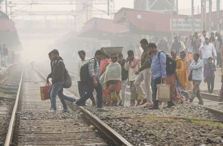 People cross railway tracks amid smog, in Patna, Monday, Nov. 18, 2024. (Source: PTI)