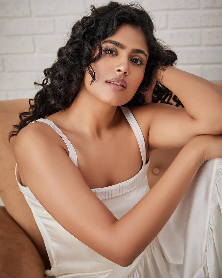 న్యూడ్ కలర్ మేకప్ లుక్లో ఫరియా చాలా అందంగా కనిపించింది. కర్లీ హెయిర్లో హాట్ లుక్స్తో ఫరియా చాలా స్టైలిష్గా కనిపించింది. అయితే ఈ ఫోటోషూట్ ఇప్పటిది కాదట.. దాని గురించి ఓ పెద్ద క్యాప్షన్ రాసుకొచ్చింది. (Images Source : Instagram/Faria Abdullah)