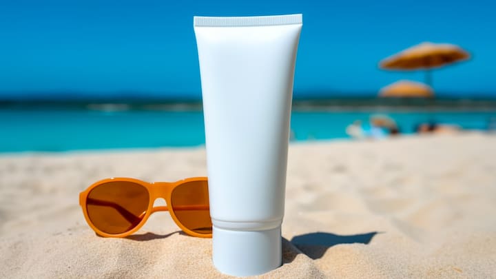 2. Sunscreen: Do not go out without applying sunscreen! Sun’s UV rays may cause skin dullness, the emergence of dark spots, and worsened aging signs. Go for an appropriate SPF product for your skin type and one that is non-greasy for all-day protection even when outdoor events last long. (Image source: Canva)