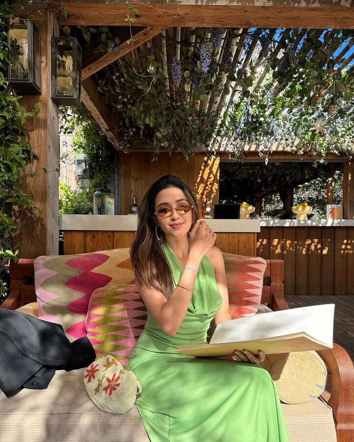 గోల్డెన్ మేకప్​ లుక్​లో.. సన్​ షేడ్స్ పడుతుండగా.. కళ్లకు అద్దాలు పెట్టుకుని.. గ్రీన్ కలర్ బాడీ కాన్ డ్రెస్​లో ఫోటోలకు స్టైల్​గా ఫోజులిచ్చింది నేహా శెట్టి. (Images Source : Instagram/Neha Shetty)