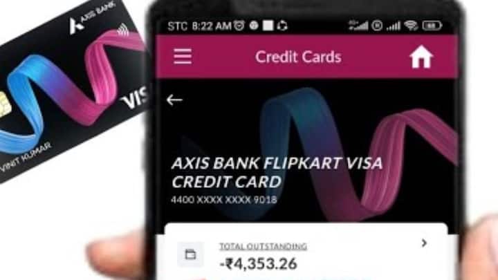 टोटल आउटस्टैंडिंग का मतलब होता है आप क्रेडिट कार्ड का महीने भर में जो अमाउंट खर्चा गया है. उसका पूरा बिल. तो वही मिनिमम ड्यू अमाउंट वह होता है. जो आपको क्रेडिट कार्ड का इस्तेमाल जारी रखने के लिए बिल पेमेंट की आखिरी तारीख तक भरना होता है.