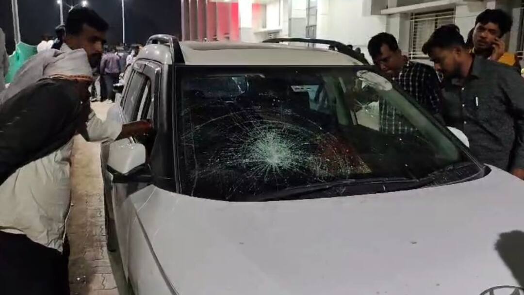 Chhatrapati Sambhaji Nagar crime Stone pelted on the car of an independent candidate in Gangapur assembly constituency in Chhatrapati Sambhaji Nagar Marathi News Chhatrapati Sambhaji Nagar : छत्रपती संभाजीनगरमधील गंगापूर विधानसभा मतदारसंघात अपक्ष उमेदवाराच्या कारवर दगडफेक