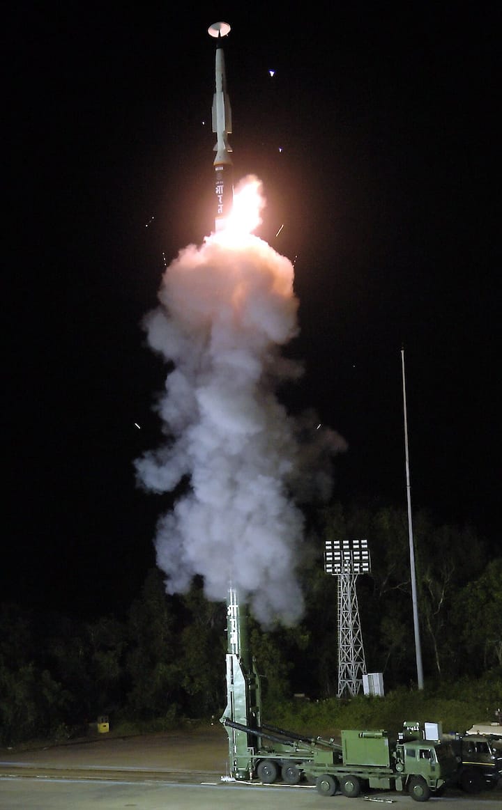 रक्षा अनुसंधान एवं विकास संगठन (DRDO) ने हाइपरसोनिक मिसाइल को बनाकर तैयार किया है. इस मिसाइल की स्पीड ध्वनि की गति की भी पांच गुना है. ध्वनि 1235 किलोमीटर प्रति घंटा की रफ्तार से चलती है. वहीं इस मिसाइल की स्पीड 6174 किमी/घंटा है.