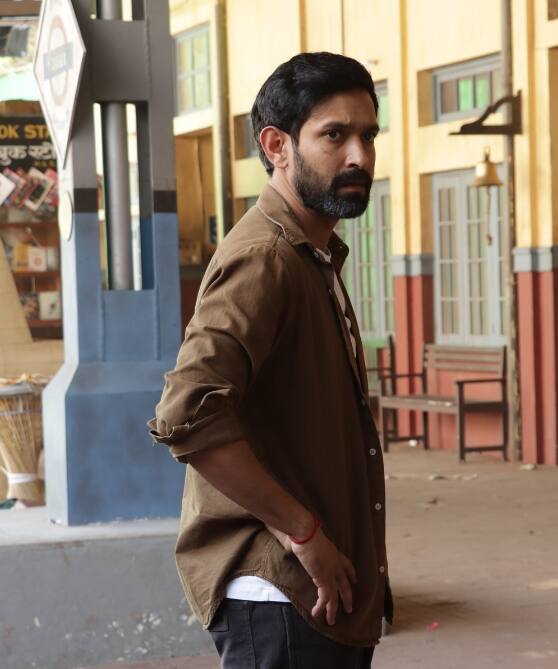 कर्लीटेल्स के साथ हाल ही में बातचीत के दौरान, विक्रांत मैसी ने खुलासा किया कि एक बार जब वे दोस्तों संग गोवा घूमने गए थे तो उनके पास पैसे खत्म हो गए थे और फिर उन्हें खर्च चलाने के लिए अपना मोबाइल फोन बेचने के लिए मजबूर होना पड़ा था.