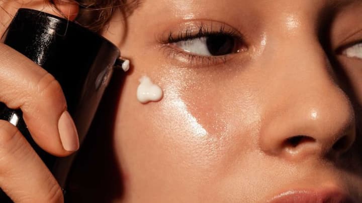 3. Improves Skin Texture: Regular use of tretinoin helps remove dead skin cells which results in revealing smoother skin. It improves skin irregularities and reduces rough skin for a more beautiful appearance. (Image Sourcce: Pinterest/theluxemedspa)