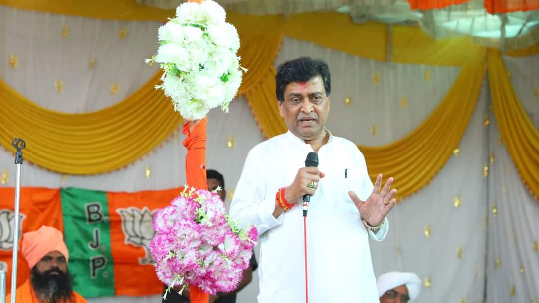 Ashok Chavan says I was told to finish, if it comes to the body, then it has to be taken by the horn, Ashok Chavan Maharashtra Vidhansabha Election Maharashtra Politics Marathi News Ashok Chavan : मला संपवण्याची भाषा केली, अंगावर आलं तर मग शिंगावर घ्यावचं लागतं, अशोक चव्हाण कडाडले
