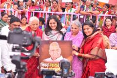 Photos : बारामतीत एकवटलं पवार कुटुंब, युगेंद्रांच्या गालावरुन प्रतिभाआजीने फिरवला हात