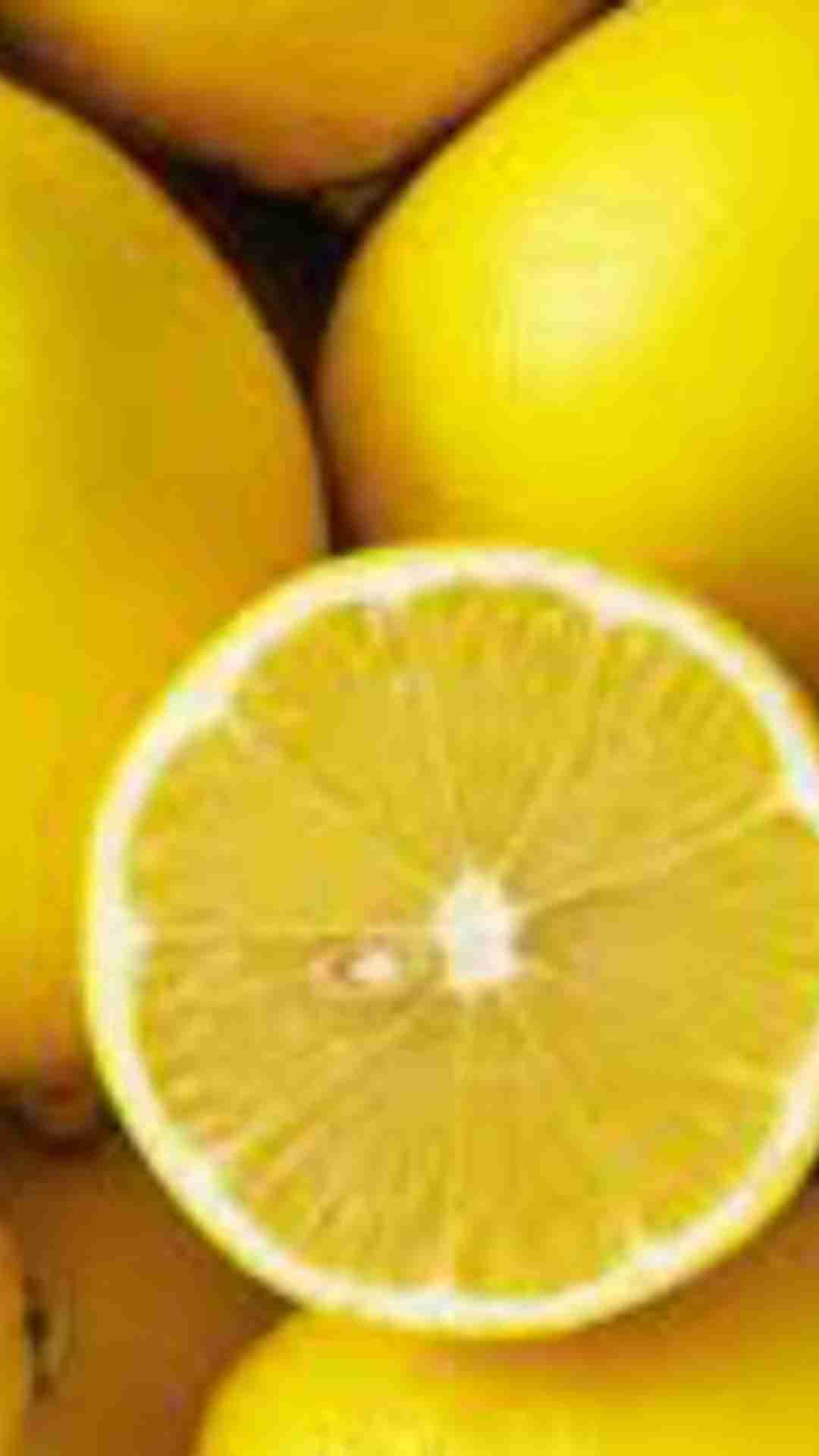 तो आप पके हुए नींबू का एक टुकड़ा काट लें