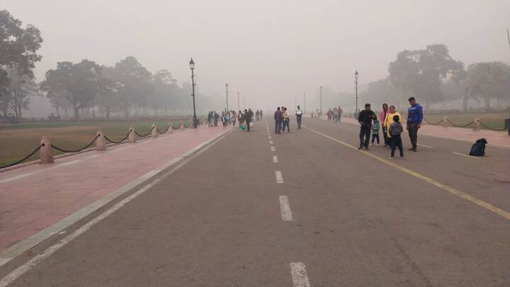 दिल्ली में वायु प्रदूषण का स्तर खतरनाक हो चुका है. लगातार दो दिनों से तेज हवा चलने के बाद भी वायु गुणवत्ता बेहद खराब है. इसके साथ ही बढ़ते वायु प्रदूषण को देखते हुए सीएक्यूएम के आदेश पर GRAP-4 के प्रतिबंधों को लागू किया जा चुका है.