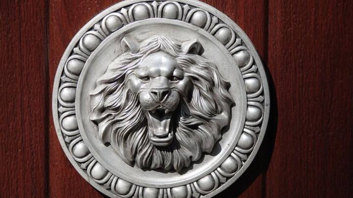 সিংহ রাশির জাতকদের নিজেদের টাকা নিরাপদে রাখতে হবে। অপ্রয়োজনীয় খরচ থেকে দূরে থাকুন, অন্যথায় আপনাকে সমস্যায় পড়তে হতে পারে।