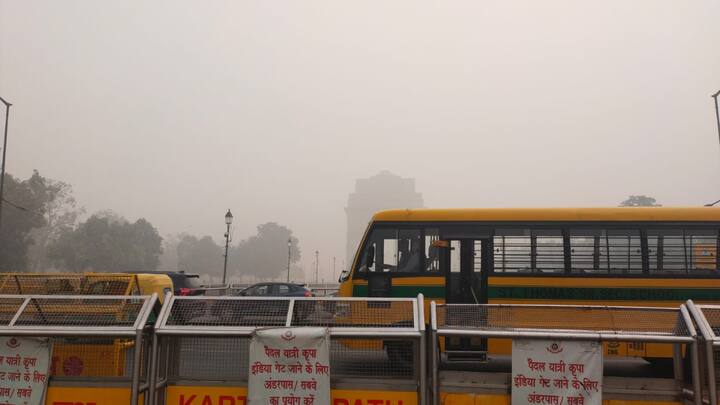 दिल्ली में वायु प्रदूषण जानलेवा स्तर तक पहुंच चुका है. इसको ध्यान में रखते हुए सोमवार से ग्रैप-4 को लागू हो चुका है. जिसके बाद 10वीं और 12वीं कक्षाओं के लिए ऑफलाइन मोड में स्कूल खुलेंगे जबकि अन्य सभी क्लासों को ऑनलाइन माध्यमों से लिया जाएगा.