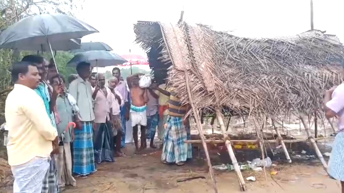 கொட்டி தீர்க்கும் கனமழை - இறந்தவரின் உடலை தகனம் செய்ய தவிக்கும் உறவினர்கள் ; கண்டுக் கொள்ளாத அரசு...!