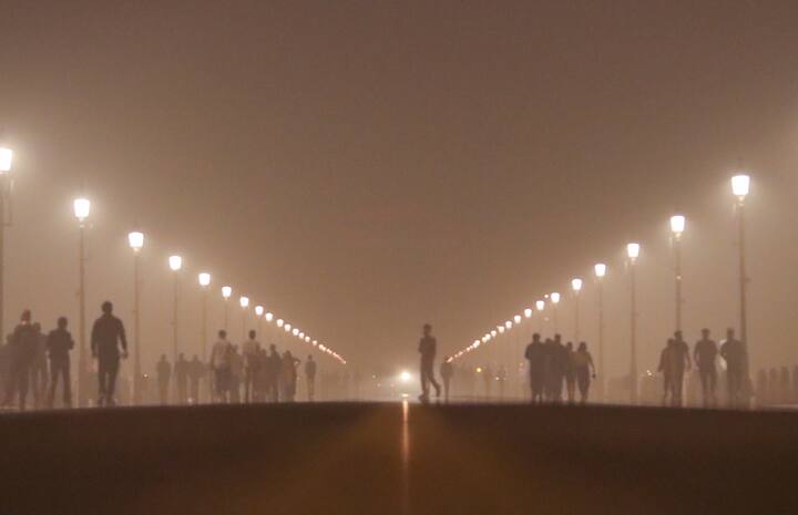 People visit the Kartavya Path amid smog, in New Delhi, on Monday, Nov. 18, 2024. Delhi's air quality worsened to the 'severe plus' category on Monday with the city recording an AQI of 484. (Source: PTI)