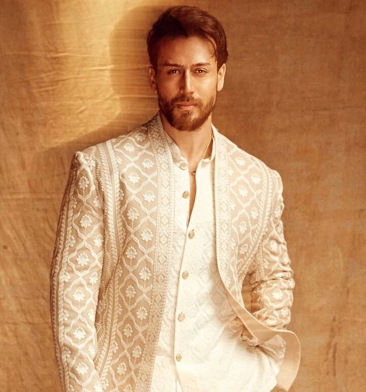 16 का डोला 46 की छाती, भले ही यह गाना अजय देवगन का हो, लेकिन यह लाइन बॉलीवुड एक्टर टाइगर श्रॉफ (Tiger Shroff ) पर बखूबी जचती हैं. जो अपनी दमदार पर्सनालिटी से करोड़ों लड़कियों के दिलों पर राज करते हैं और लड़के भी उनकी तरह बॉडी बनाकर लड़कियों को इंप्रेस करना चाहते हैं या उनकी तरह फिट (Fit) और एक्टिव (Active) रहना चाहते हैं.