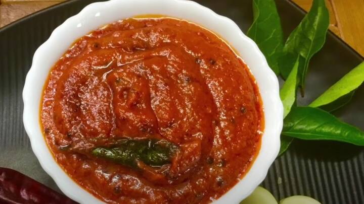 அடுப்பில் வாணலி வைத்து எண்ணெய் ஊற்றி கடுகு, கறிவேப் பிலை தாளித்து அரைத்த மசாலாவை சேர்க்கவும். எண்ணெய் பிரிந்து வந்ததும் அடுப்பை அணைக்கவும். சுவையான திடீர் பூண்டு சட்னி தயார்.