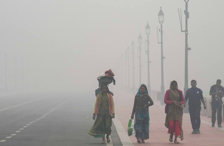 कुछ अध्ययनों से पता चलता है कि लंबे समय तक प्रदूषित हवा में सांस लेने से फेफड़ों का कैंसर होने का खतरा बढ़ जाता है. इन कणों से आंखों में जलन, त्वचा में एलर्जी और प्रतिरक्षा तंत्र कमजोर होने जैसी समस्याएं भी हो सकती हैं.