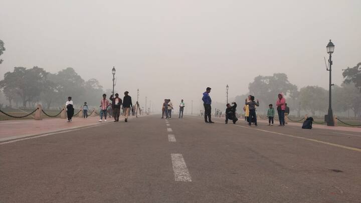 GRAP-4 लागू होने से दिल्ली में आज से आवश्यक वस्तुओं को ले जाने वाले स्वच्छ ईंधन का इस्तेमाल करने वाले ट्रकों को ही दिल्ली में प्रवेश दिया जाएगा.