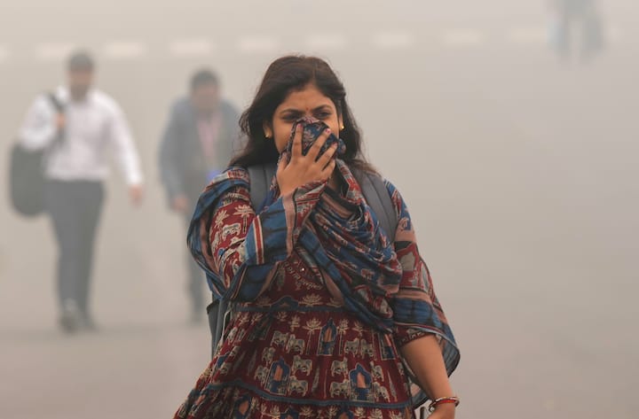 Commuters walk to their office amid low visibility due to smog as air quality remains in severe category. in New Delhi on Monday, 18 Nov 2024. (Source: PTI)