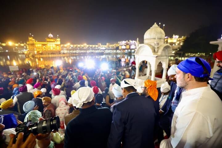 राहुल गांधी ने स्वर्ण मंदिर में कुछ क्षण के लिए चिंतन किया और यात्रा के दौरान आगंतुकों ने उनकी तस्वीरें लीं। (फोटो: फेसबुक/@राहुलगांधी)