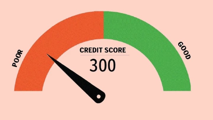 मिनिमम अमाउंट ड्यू भरना तब तो सही रहता है जब आपके पास कोई और चारा ना हो. लेकिन अगर आप पूरा बिल भरने की स्थिति में है तो आपको पूरा बिल ही भरना चाहिए. इससे आपको एक्स्ट्रा ब्याज नहीं देना होता. और आपके क्रेडिट कार्ड की लिमिट भी पूरी बनी रहती है. और आपके क्रेडिट स्कोर पर भी बुरा असर नहीं पड़ता.