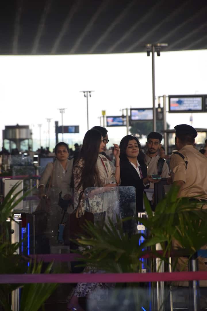 एक्ट्रेस ने इस दौरान कॉटन सूट पहना हुआ था और मैचिंग दुपट्टा लिया हुआ था. अथिया इस दौरान नो मेकअप लुक में दिखीं.